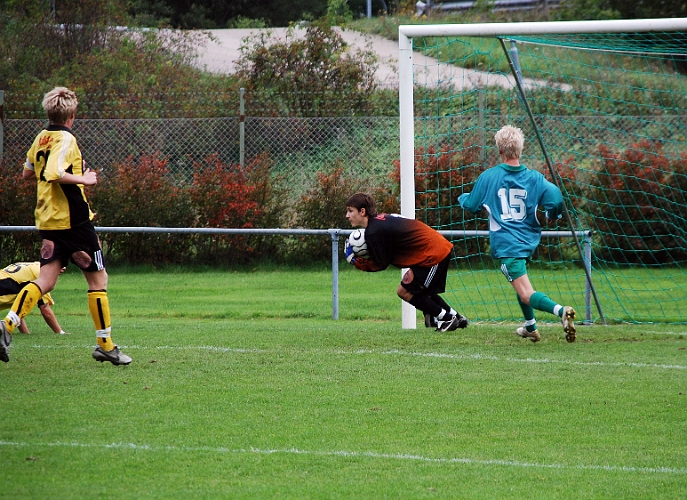 2008_0920_13.JPG - Haris Borovac har bollen säkert i famnen