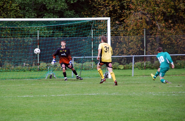 2008_0920_14.JPG - En farlig chans för Sörsta/Kolbäck men bollen går en bit utanför målet