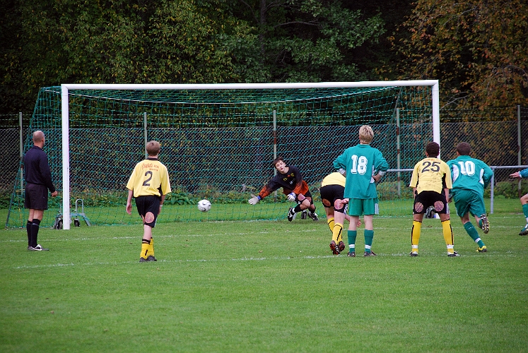 2008_0920_16.JPG - Här avgör Sörsta/Kolbäck matchen med sitt 2-1 mål på straff