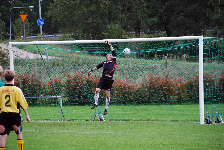 2008_0920_20.JPG - En höjdboll utifrån som landar på Sörsta/Kolbäcks målbur