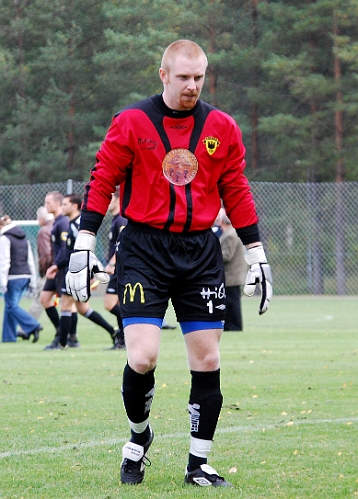 2008_0927_01.JPG - Glenn Schön ser laddad ut inför matchen