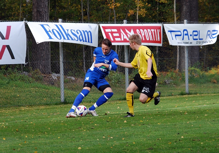 2008_0927_02.JPG - IFK Örebro öppnade matchen offensivt och utmanade Södras försvarare