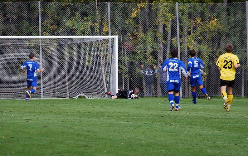 2008_0927_04.JPG - Örebros målvakt gör en räddning på ett långskott