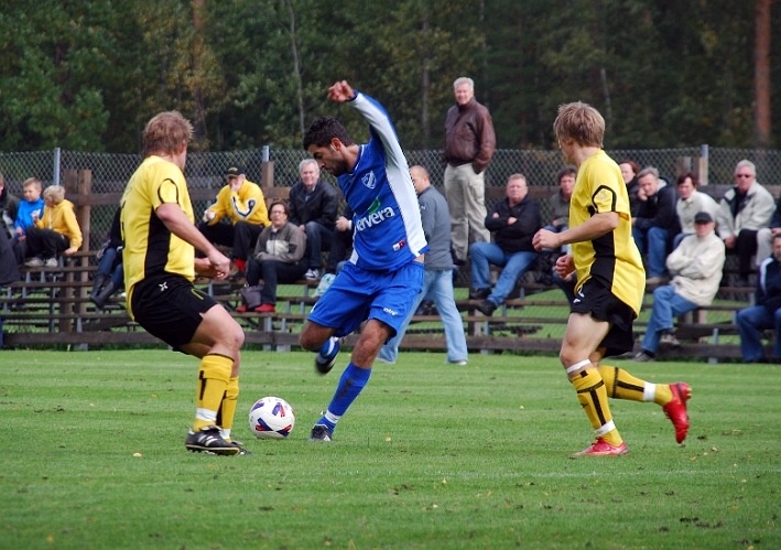2008_0927_05.JPG - Örebros forward måttar ett inlägg mot Södras mål