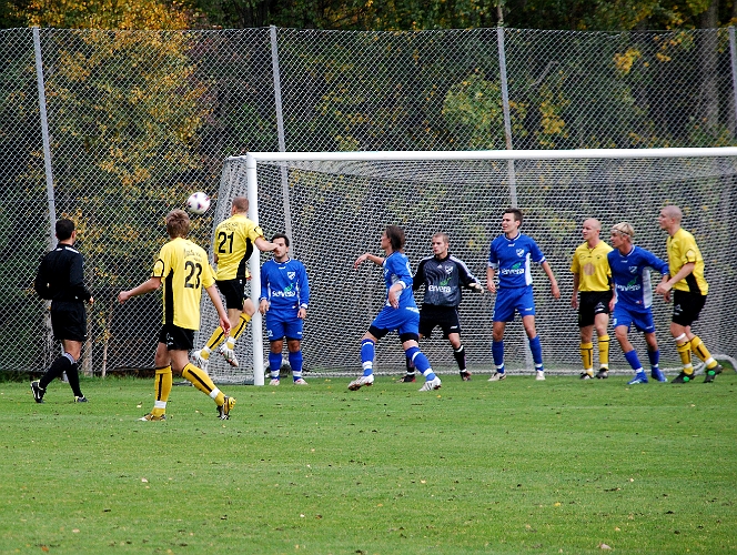 2008_0927_07.JPG - Sebastian Fahlberg nickar bollen utanför målramen