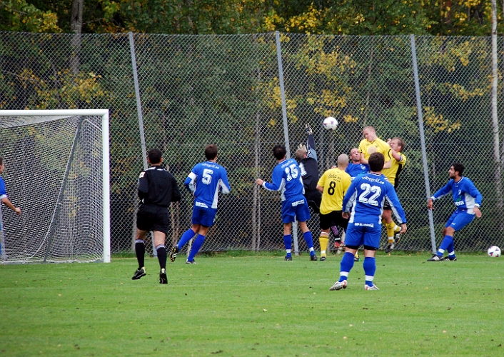 2008_0927_09.JPG - Sebastian Fahlberg har ytterligare en nick måt mål men målvakten styr undan bollen