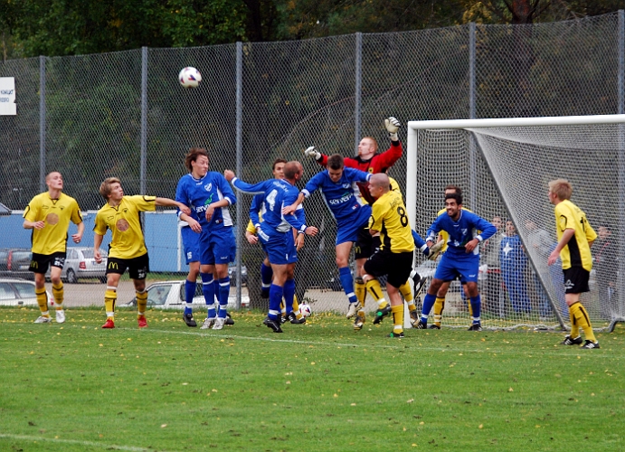 2008_0927_10.JPG - Glenn Schön boxar bort bollen efter en hörna