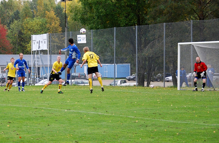 2008_0927_11.JPG - Ytterligare en Örebrochans, men bollen nickas utanför