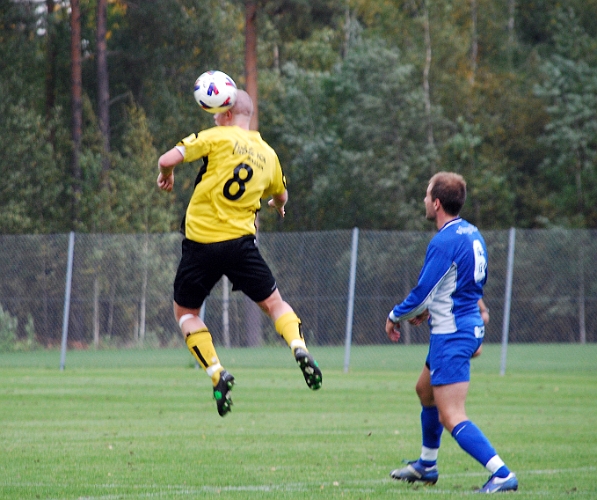 2008_0927_13.JPG - Gustav Gustavsson går distinkt in framför sin motståndare och nickar undan bollen