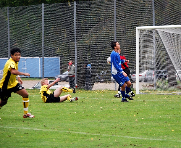 2008_0927_15.JPG - Glenn Schön plockar in bollen efter ett Örebro anfall