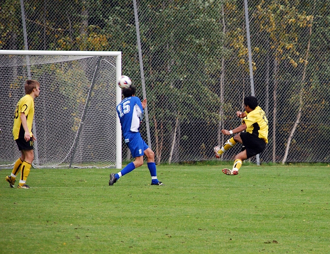 2008_0927_16.JPG - Södras bästa chans i 1:a halvlek när Jonas Hammarlund skjuter bollen strax över målet