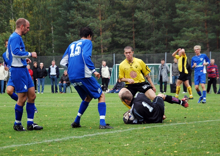 2008_0927_18.JPG - Örebros målvakt har bollen i ett fast grepp