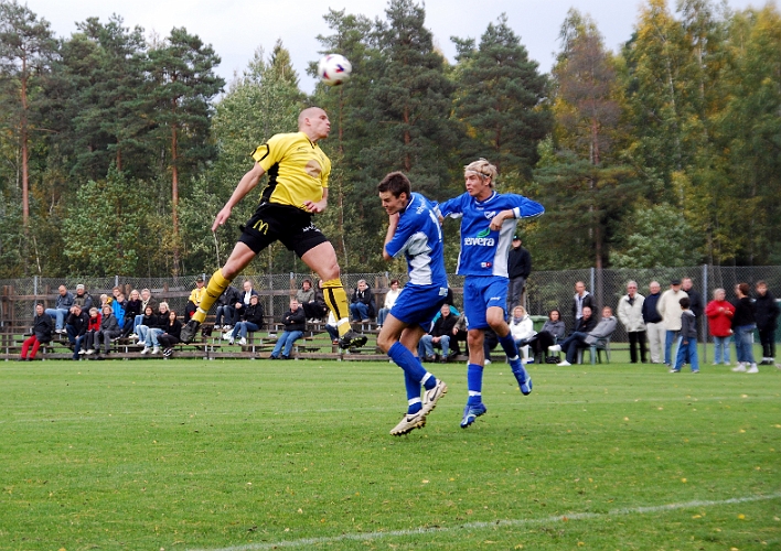 2008_0927_21.JPG - Även Andreas Karlsson kom in direkt i 2:a halvlek, här försöker han nå ett högt inlägg