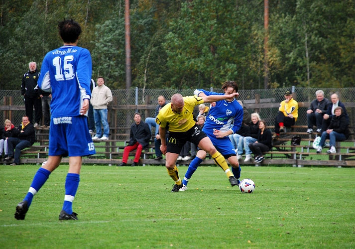 2008_0927_22.JPG - Andreas Karlsson i närkamp med sin försvarare