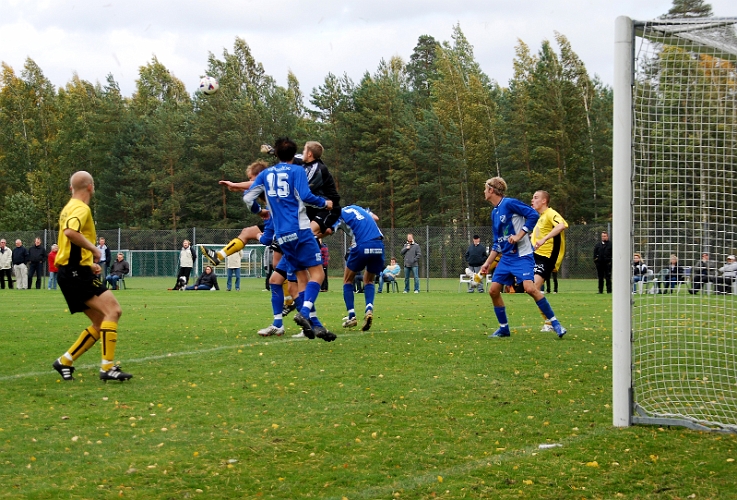 2008_0927_23.JPG - Örebros målvakt boxar undan bollen