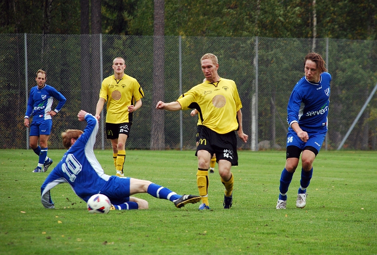 2008_0927_24.JPG - Mikael Wiker vinner bollen i en närkamp