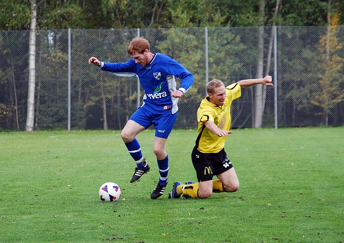 2008_0927_25.JPG - Mikael Wiker blir nedtryckt bakifrån och får frispark