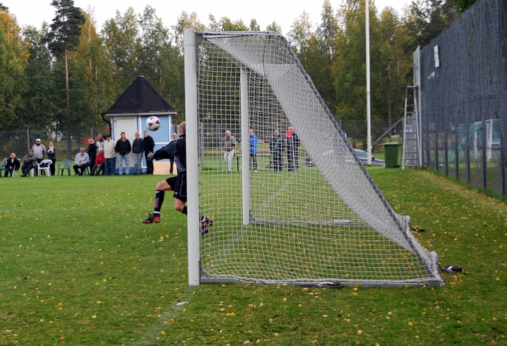2008_0927_26.JPG - Målvakten boxar undan bollen på en frispark från Mikael Wiker