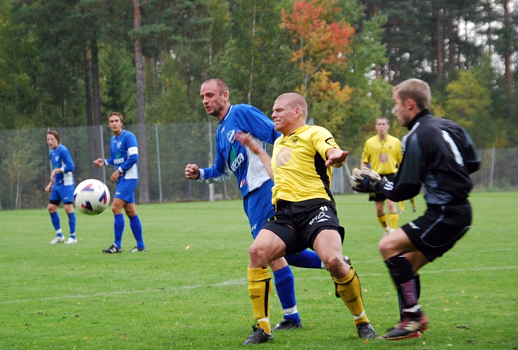 2008_0927_28.JPG - Andreas Karlsson i närkamp med Örebroförsvaret