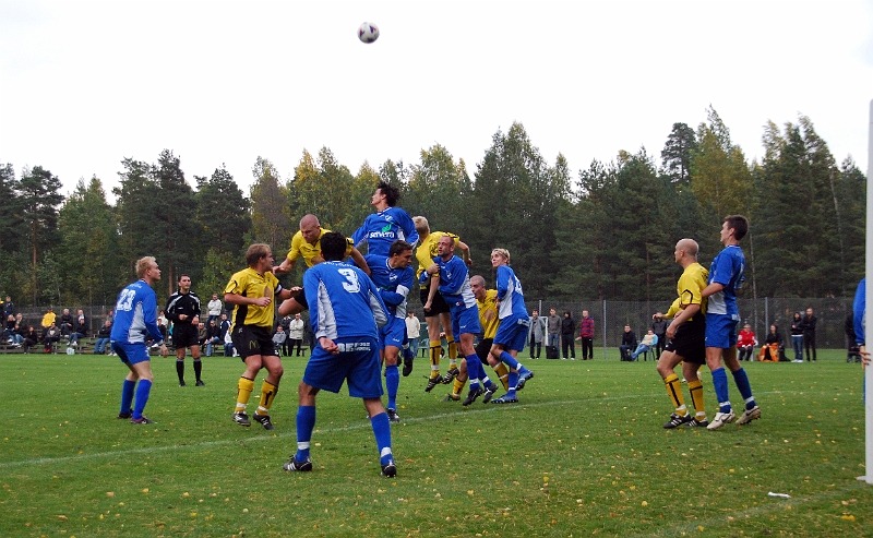 2008_0927_29.JPG - Bollen nickas undan efter en Södrahörna