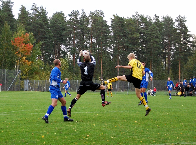2008_0927_31.JPG - Målvakten plockar in bollen framför Martin Haglind