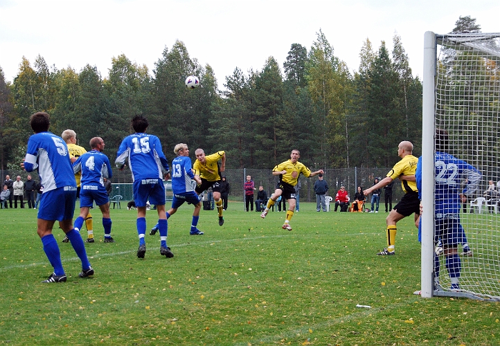 2008_0927_32.JPG - Gustav Gustavsson nickar bollen mot målet