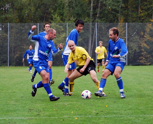 2008_0927_34.JPG - Örebroförsvaret är väl samlat runt Kristofer Storm