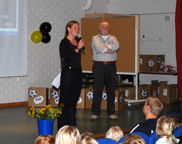 2008_1012_130714AA.JPG - Jenny hälsar alla yngre ungdomslagen välkomna till avslutningen