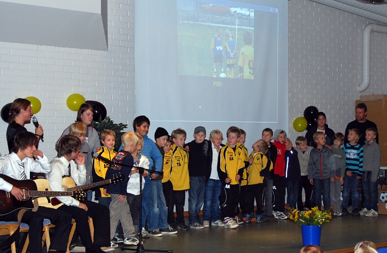 2008_1012_131129AA.JPG - Pojkar-00 får sina priser