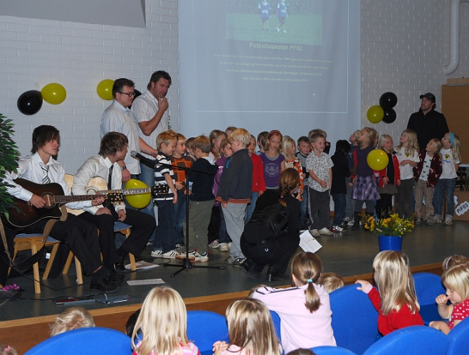 2008_1012_131426AA.JPG - Fotbollsskolan PF02 får sina priser