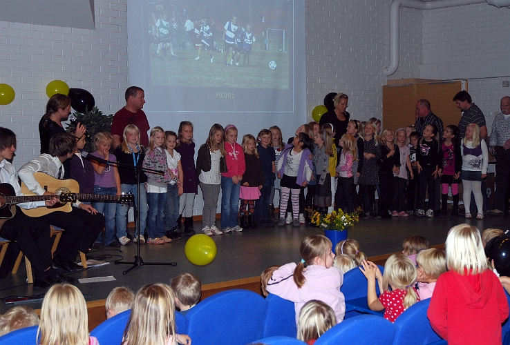 2008_1012_132522AA.JPG - Flickor 00/01 får sina priser