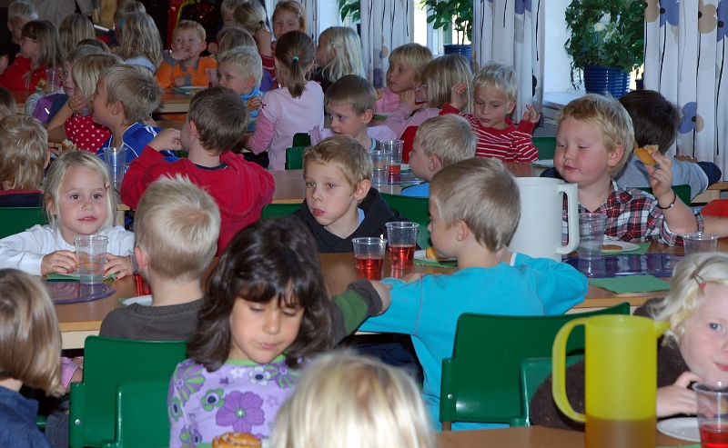 2008_1012_134111AA.JPG - Dags för fika efter prisutdelningen