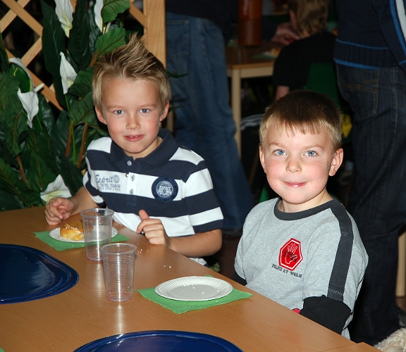 2008_1012_134147AA.JPG - Dags för fika efter prisutdelningen