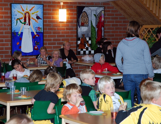 2008_1012_134330AA.JPG - Dags för fika efter prisutdelningen