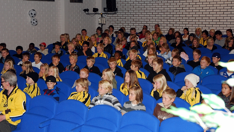 2008_1012_150713AA.JPG - Det börjar fyllas upp i bänkraderna med ungdomar