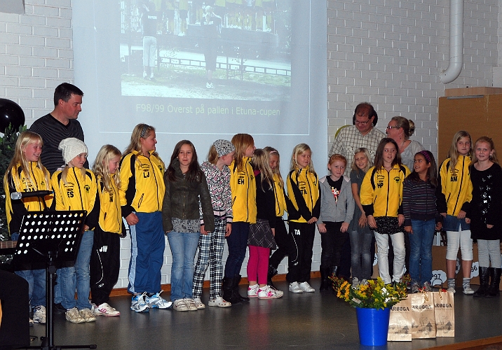 2008_1012_151256AA.JPG - F98/99 får sina priser