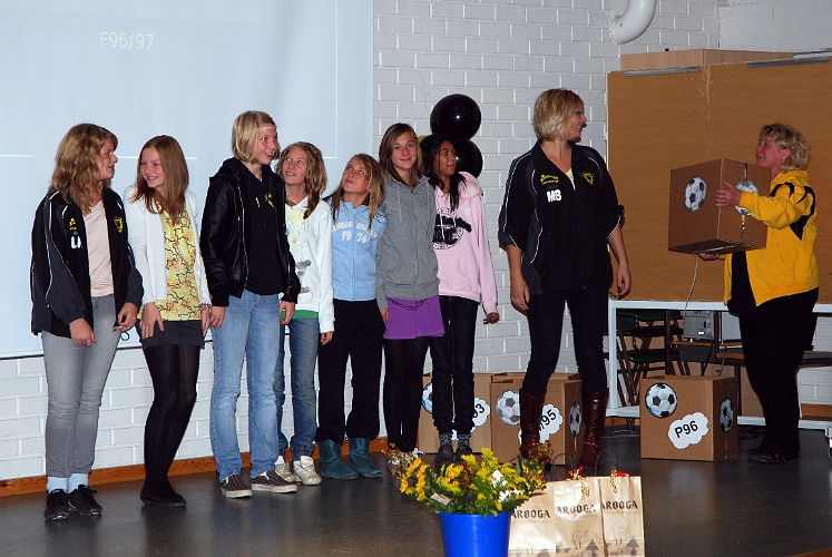 2008_1012_151709AA.JPG - F96/97 får sina priser