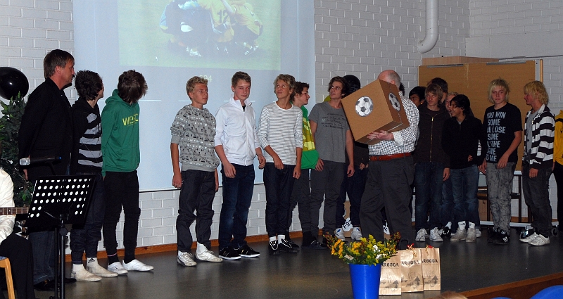 2008_1012_152106AA.JPG - P94 får sina priser