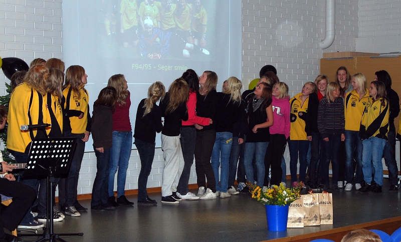 2008_1012_152257AA.JPG - F94/95 får sina priser