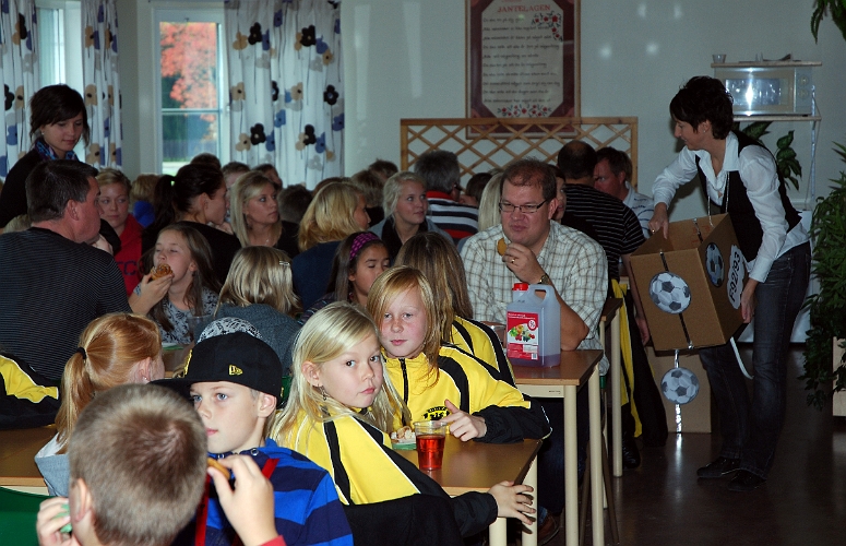 2008_1012_155132AA.JPG - Efter prisutdelningen var det dags för fika