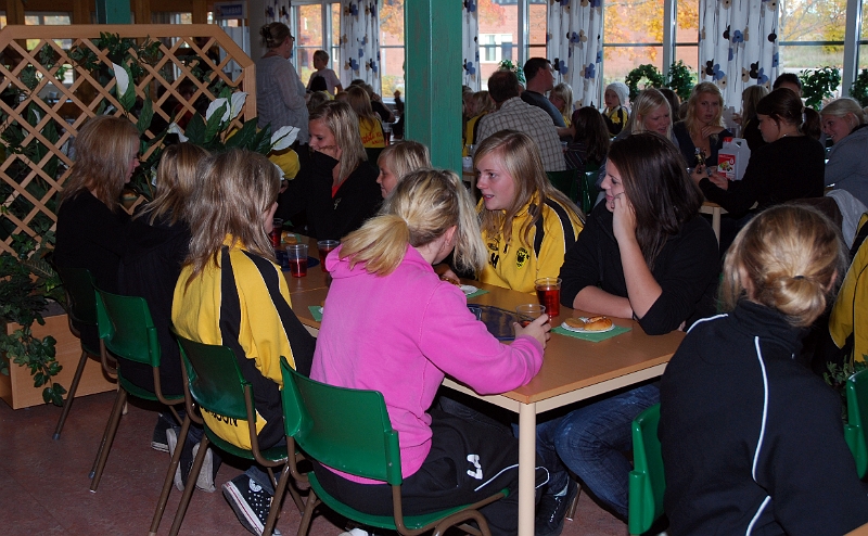 2008_1012_155224AA.JPG - Efter prisutdelningen var det dags för fika