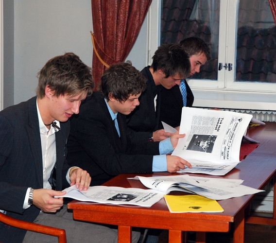 2008_1018_14.JPG - Många tittade igenom "Jottes" samlade tidningsutklipp