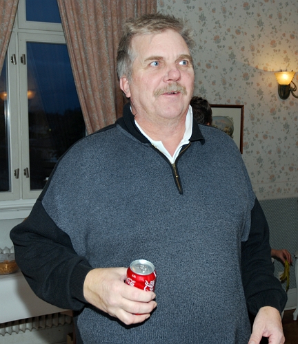 2008_1018_16.JPG - Roberto Blom har försett sig med en dricka