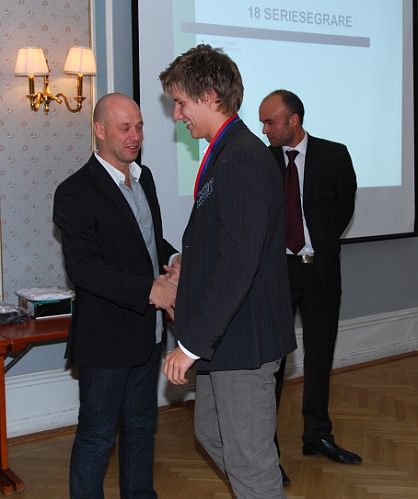 2008_1018_20.JPG - Medalj för Serieseger i Elitreserv Västmanland, Jocke Bohman