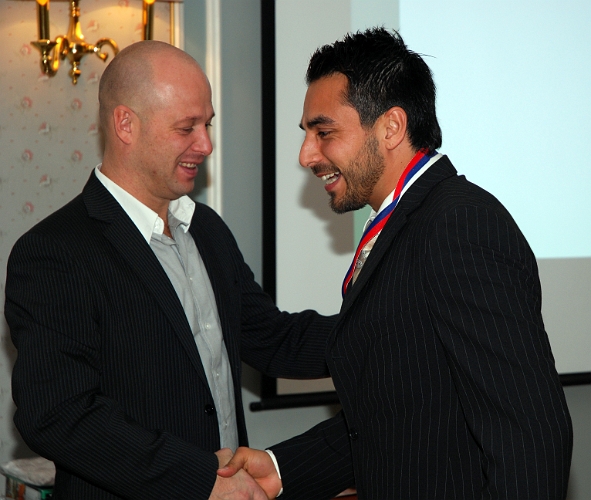 2008_1018_21.JPG - Medalj för Serieseger i Elitreserv Västmanland, Victor Huerta