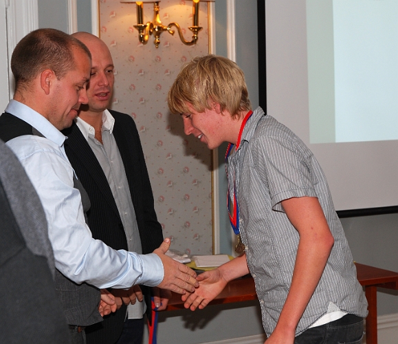 2008_1018_22.JPG - Medalj för Serieseger i Elitreserv Västmanland, Oskar Persson