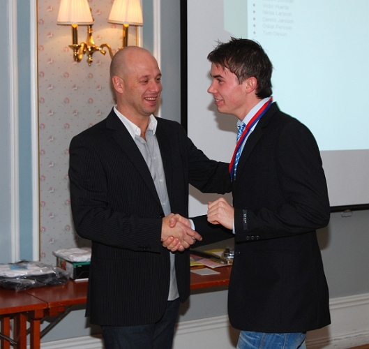 2008_1018_23.JPG - Medalj för Serieseger i Elitreserv Västmanland, Tom Oleson