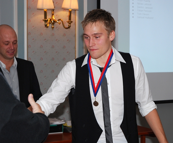 2008_1018_24.JPG - Medalj för Serieseger i Elitreserv Västmanland, Samuel Hultqvist