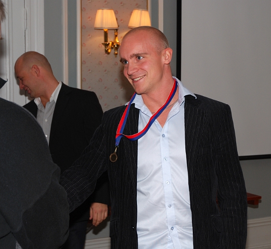 2008_1018_29.JPG - Medalj för Serieseger i Elitreserv Västmanland, Kristofer Storm