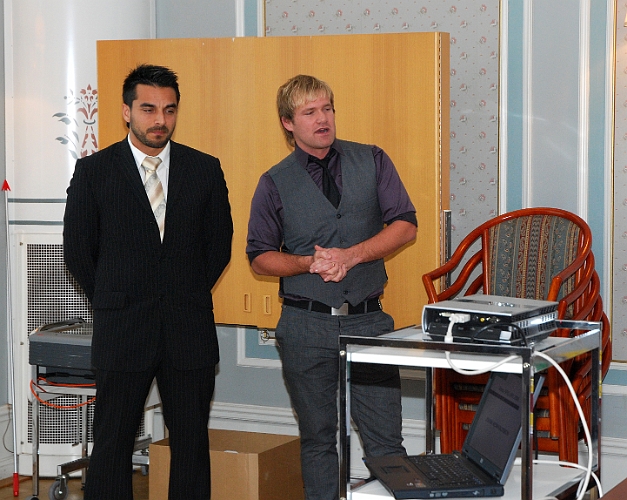 2008_1018_44.JPG - Spelarrådet (Victor Huerta, Johan Reinholdsson) tackar ledarna för en bra insats, säsongen 2008